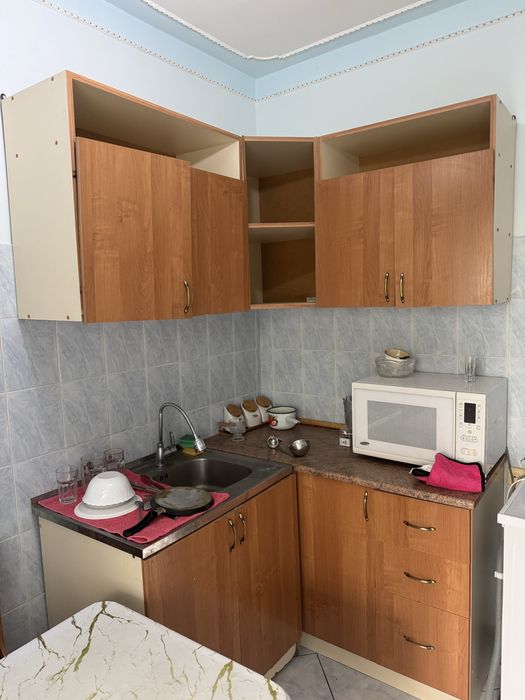 Диван кухня шкаф микроволновка