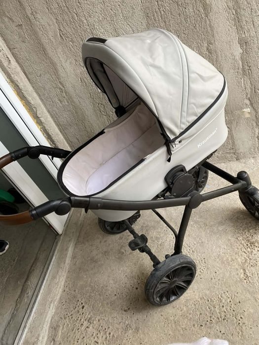 Vand cărucior bebe folosit ca nou, nu are piesele la el