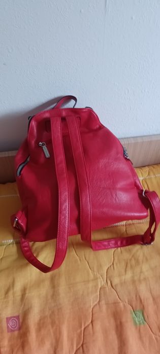 Червена спортно елегантна кожена раница