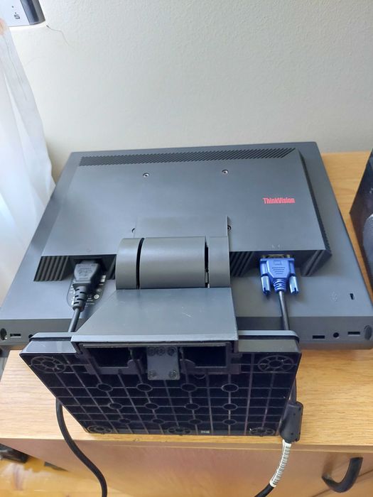 Monitor Lenovo ThinkVision 17 Inch VGA cabluri incluse 100 Lei