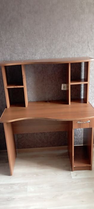 Продам стол компьютерный