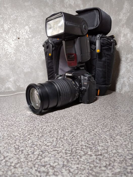 Продам Nikon D90+ 18-105vr+ TTL вспышка+сумка