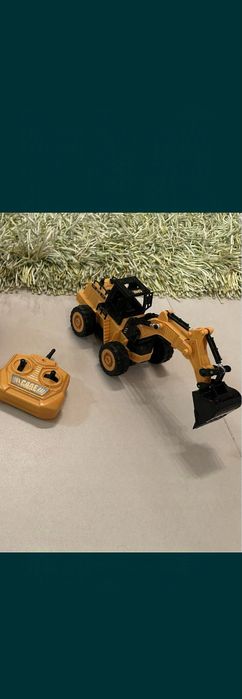 Excavator de jucărie cu telecomanda.
