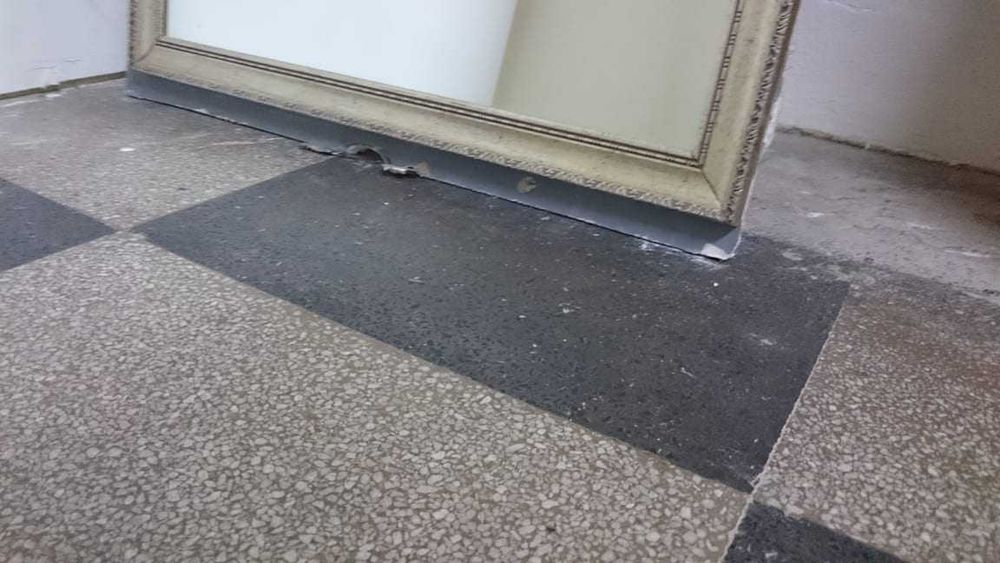 Огледало. Високо и качествено. За магазин, офис или дом.