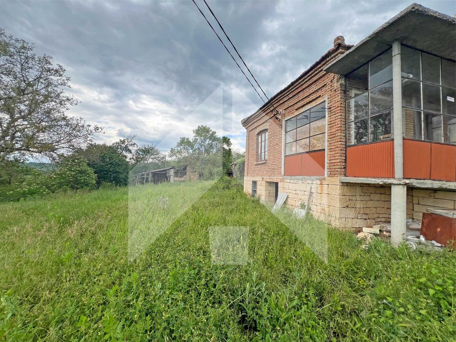 Продава тухлена селска къща в ЕКО село Беджене, община Нови пазар.