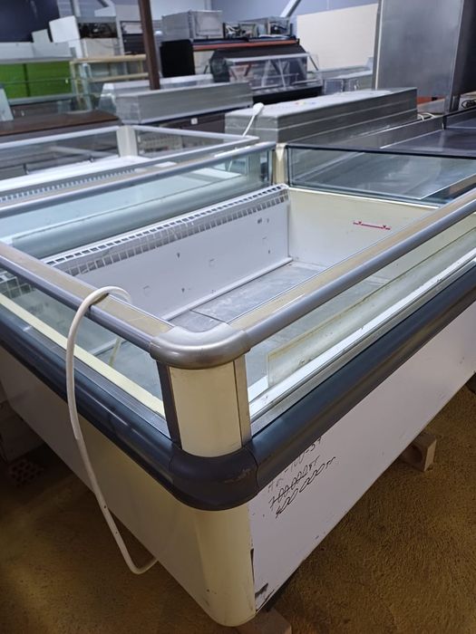 Бонета,открытый морозильник.