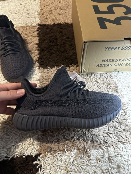 Yeezy 350 v2    Noi