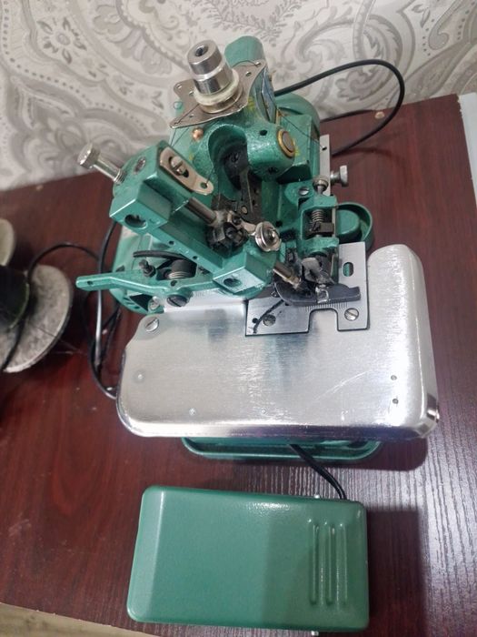 Оверлог новый с каробкой