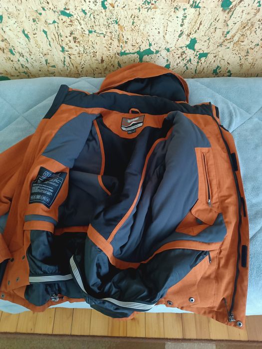 Зимно туристическо яке.