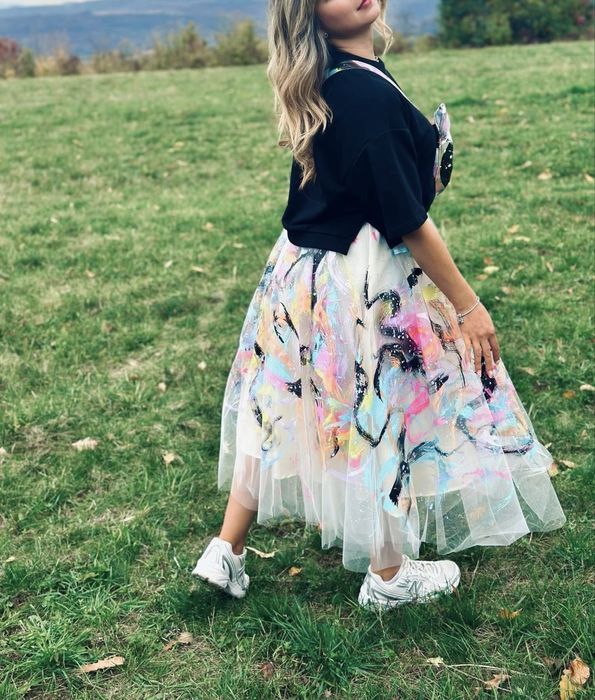 Пола от ръчно рисуван тюл.