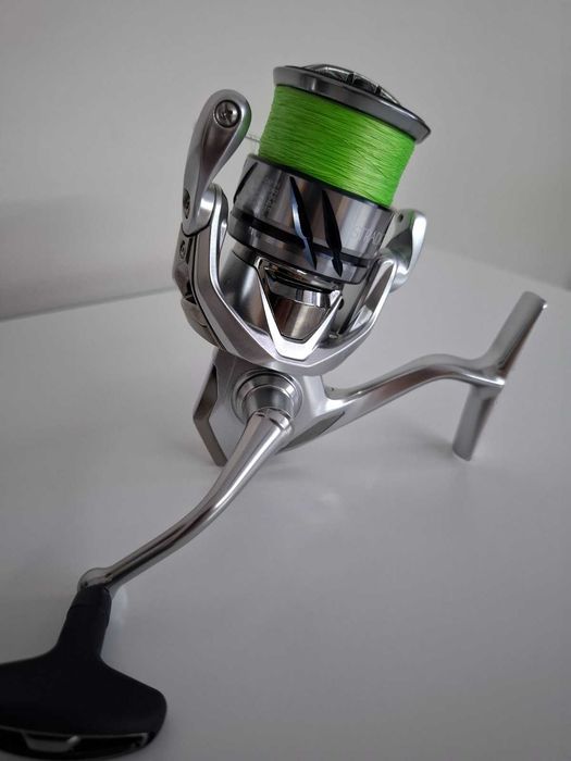 НОВ Shimano Stradic FM C3000