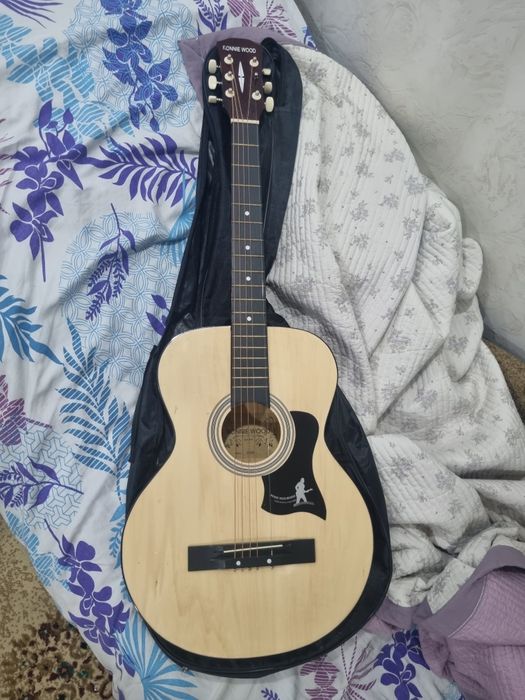 Гитарв аккустическая