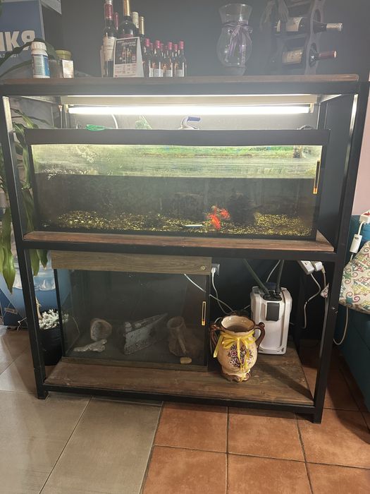 Стелаж с два аквариума