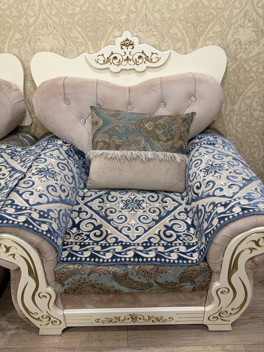 Продаётся диван с 2 креслами