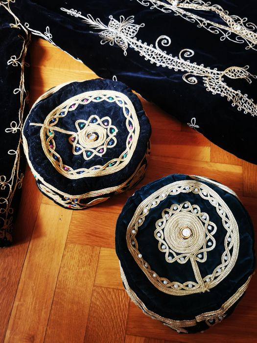 Винтидж бродиран кафтан и две винтидж узбекски шапки "Тубетей"