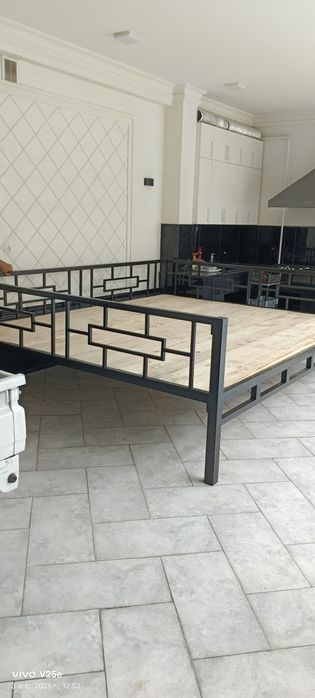 Складной топчан 2.5×3 в стиле лофт, прочный и удобный.