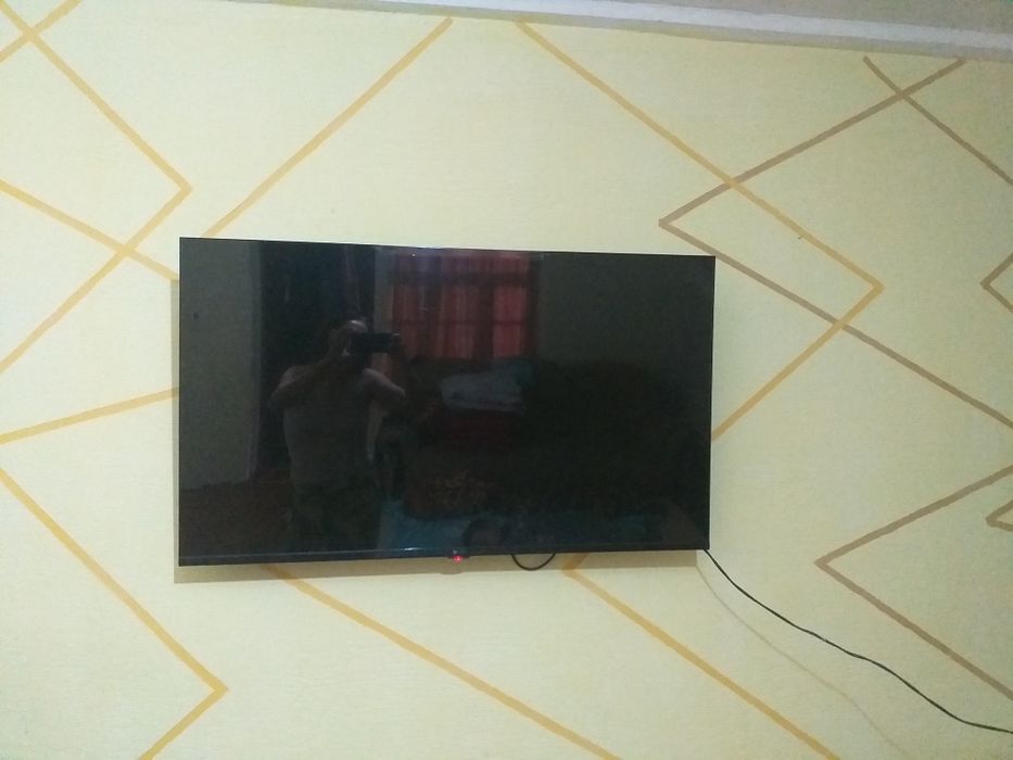 Продаю телевизор смарт пользвалась год.с годосовым управлением