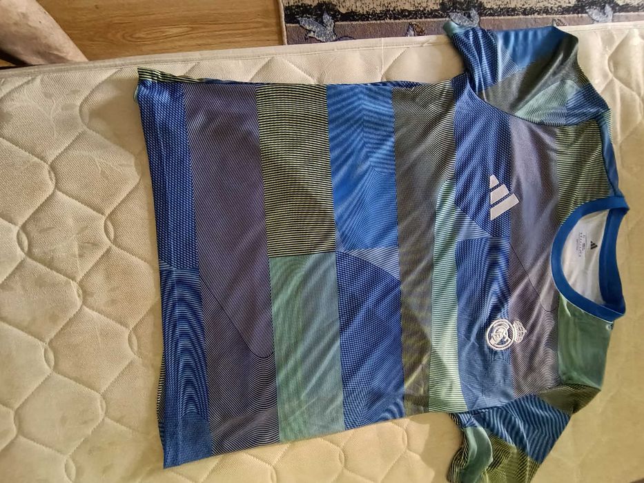 Продавам чисто нова оригинална фланелка на Реал Мадрид, размер XL. Закупена от официалния магазин на Реал Мадрид в Испания. Цена 55 евро.