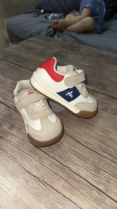 Продам детские кроссовки