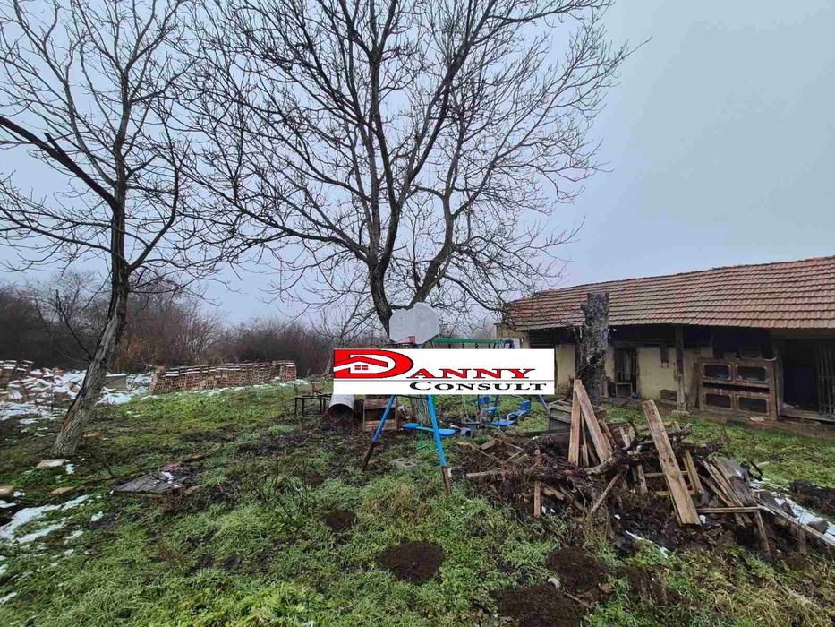 Стара къща с двор и кладенец в с. Балканци - общ. Стражица