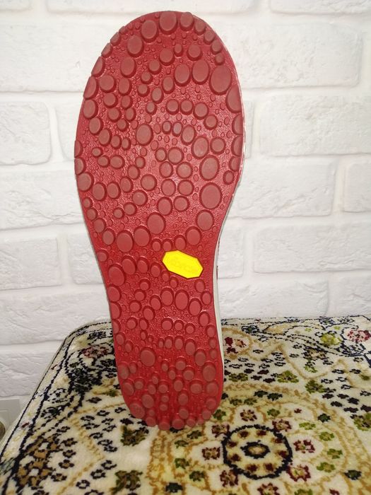 Ботинки новые фирменые vibram