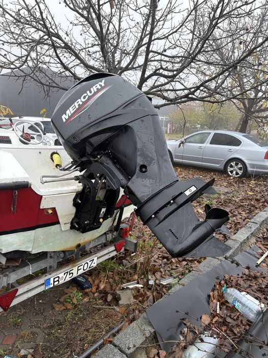 Barca cu motor si peridoc.