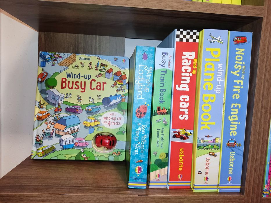 Vând carti interactive Usborne (cu muzica, lumini etc)