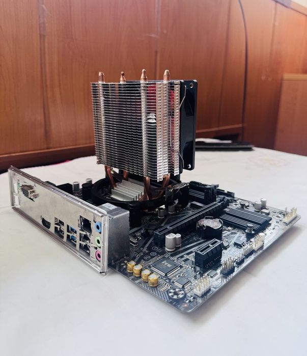 Gigabyte H410M H V3 DDR4 + CPU i3-10100f + Башенный куллер