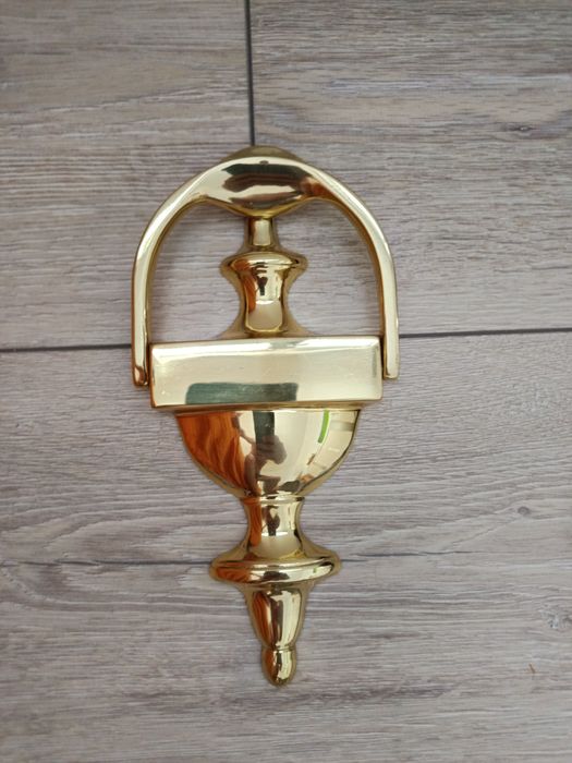 Vând accesoriul de bătut ușă