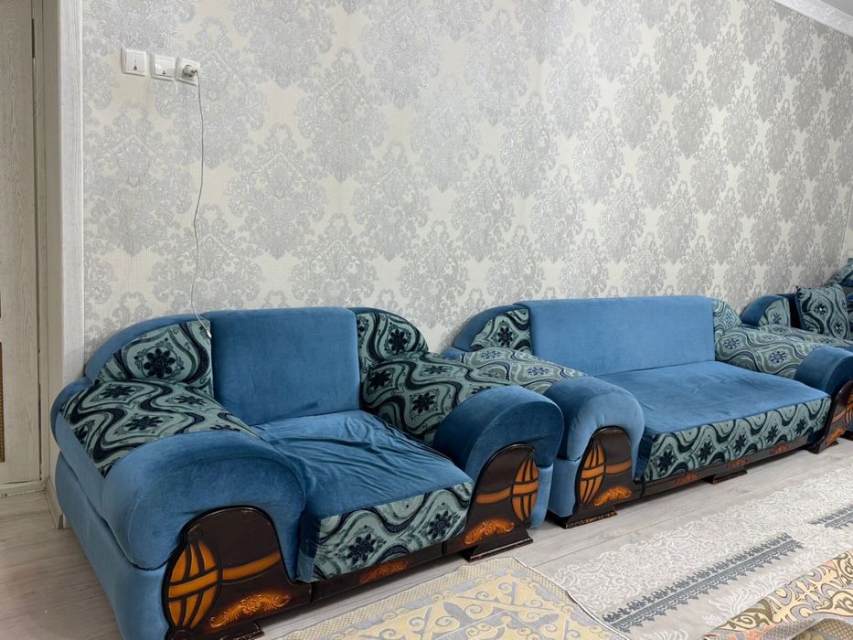 Диванный мебель.