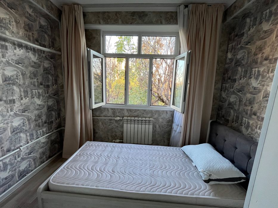 Metro “Buyuk Ipak Yoli” paranoia Hudojnikov.1 honali..Возле метро.