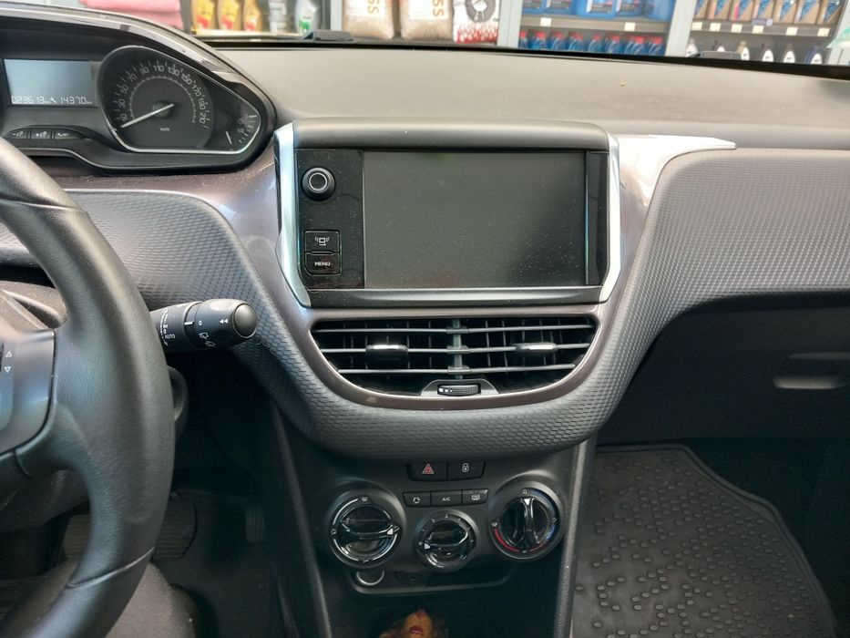 Лек автомобил Peugeot 2008,аутлендър,1.2 бензин 82 к.с.реални 23 640км