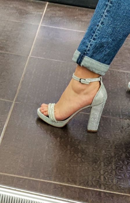 Сандали на висок ток