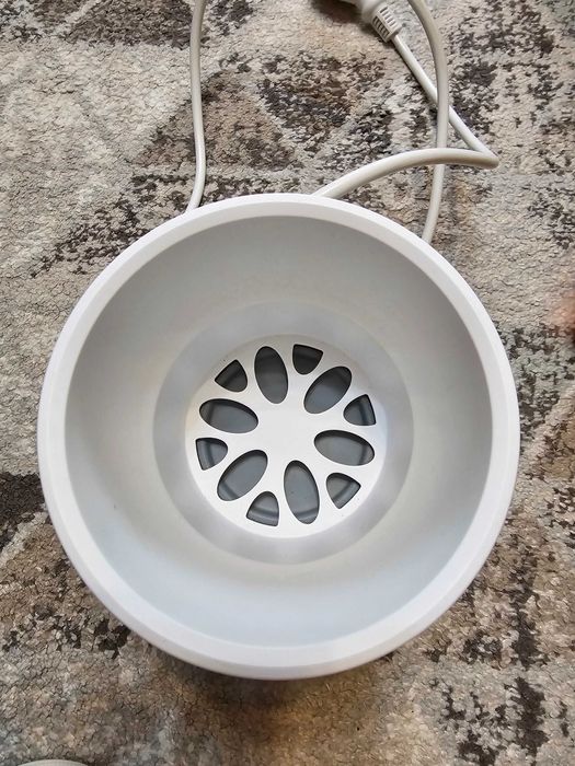 Уред за подгряване и поддържане на топлина на кърма и пюрета