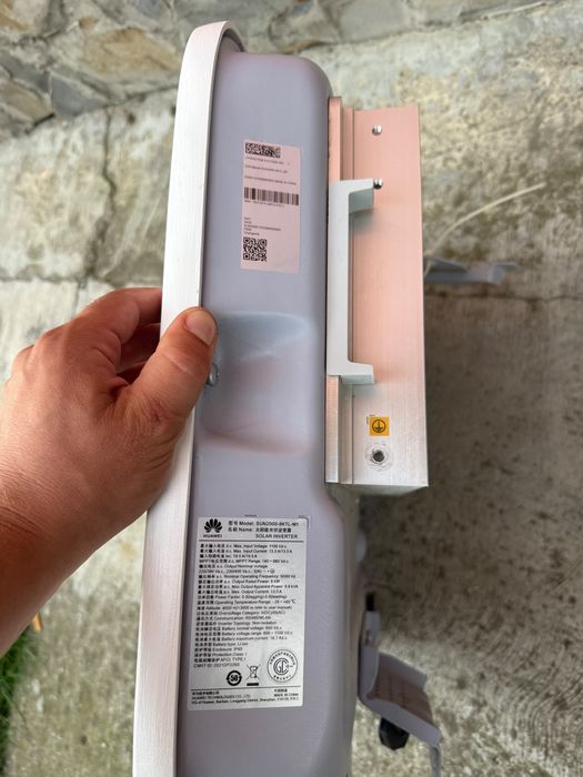 Vand invertor Huawei trifazat hibrid 8kw Sun2000-8KTL-M1 cu toate accesoriile, foarte putin folosit.