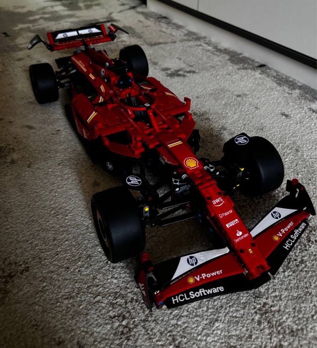 LEGO: Автомобиль Ferrari SF-24 F1