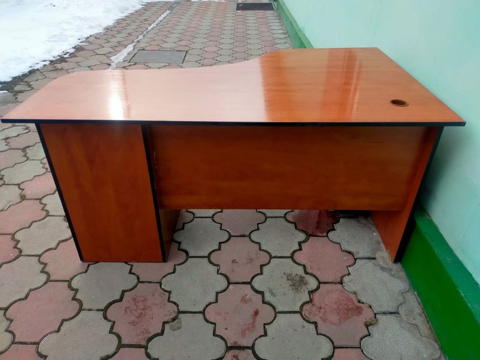 Удобный офисный стол