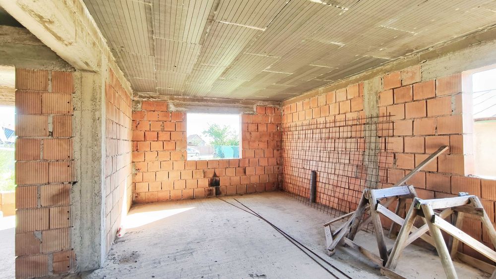 Casa la rosu ,3 camere + open space cu mansarda , constructie 2024 , 140mp ,teren 1500 mp , Sat Malaiesti ,PH la 15 min de oras, zona linistita