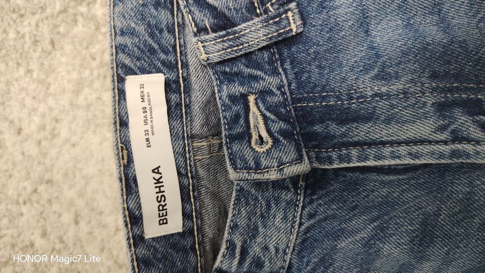 Blugi Bershka mărimea 32