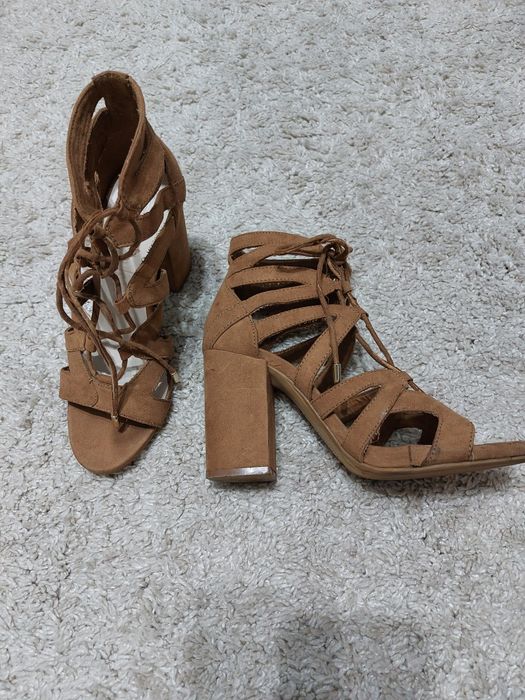 Sandale cu toc gros