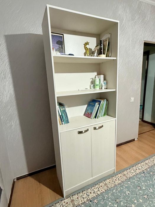 Срочно продам книжный шкаф