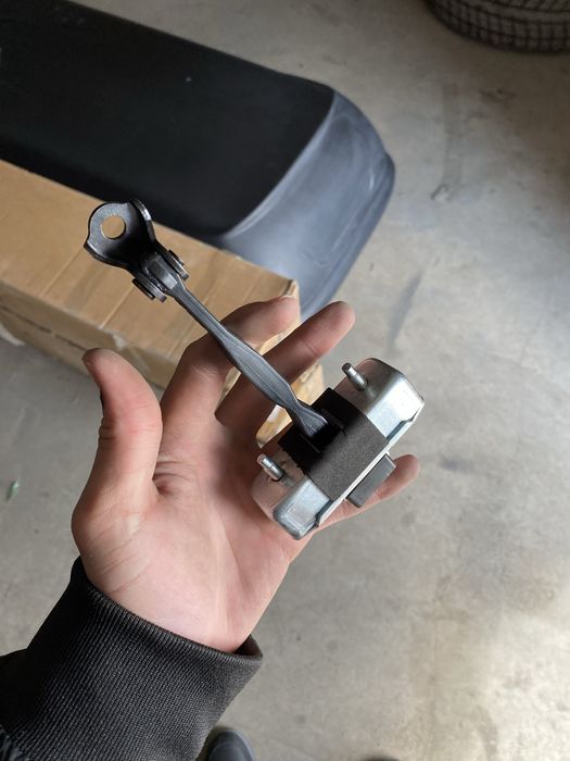 Ограничитель двери Toyota Land Cruiser Prado 120 gx 470