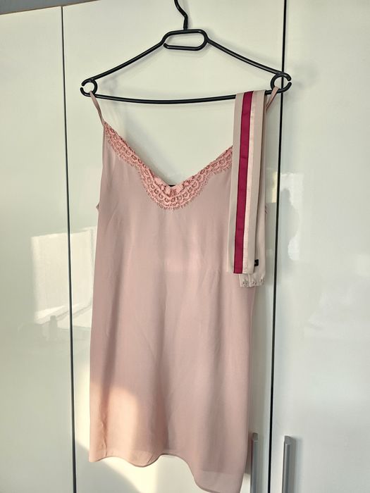 Розова рокля с щраусови пера Avin