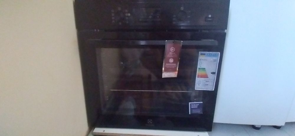 Қара түсті электролюкс пеші.