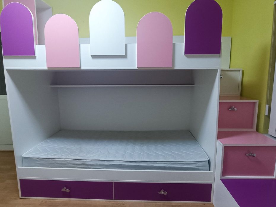 Продавам двуетажно легло и обзавеждане за детска стая