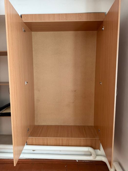 Шкаф 2-х дверный  2 шт есть