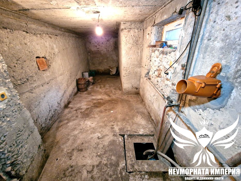 Двуетажна къща с гараж 300РЗП с 900кв. двор село Нови Извор