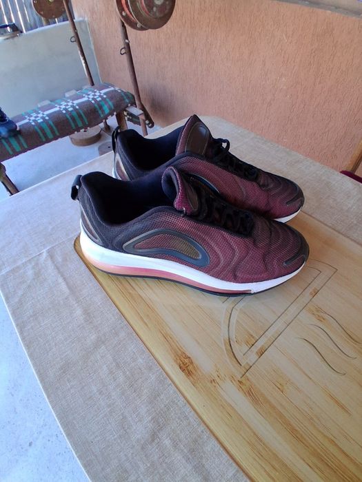 Adidași de damă.