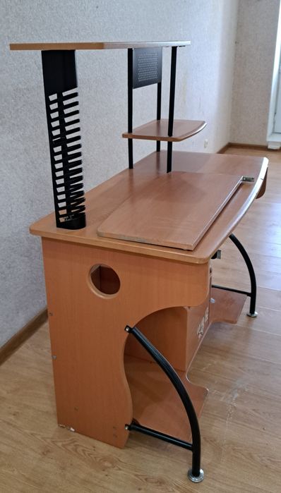 Продам стол для компьютера