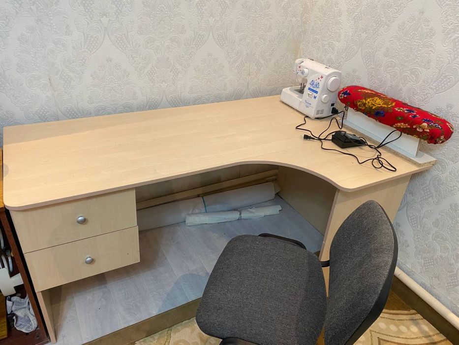 Стол со стульем